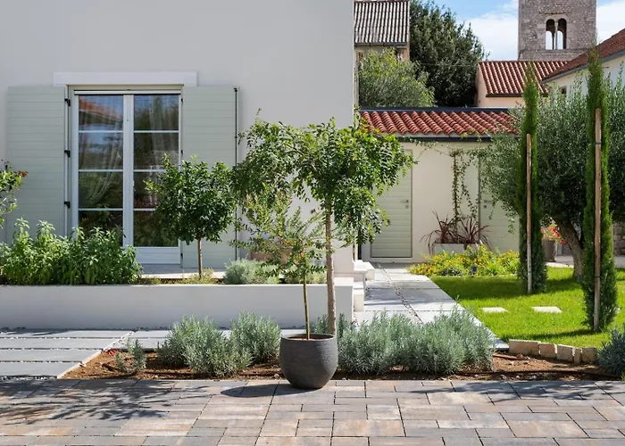 Luxury Marca Heated Pool 36m2 Nin