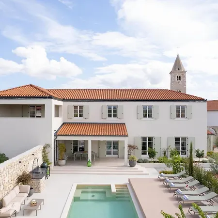 Luxury Marca Heated Pool 36m2 *