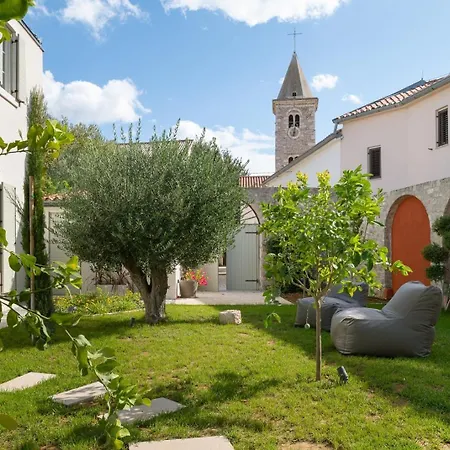 Luxury Marca Heated Pool 36m2 Nin