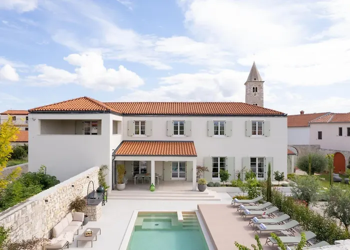 Luxury Marca Heated Pool 36m2 *